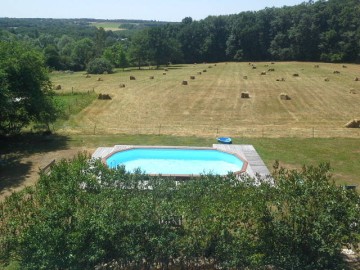 La piscine et le foin fraîchement coupé