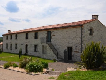 Façade avant, accès chambres d'hôtes par l'escalier extérieur