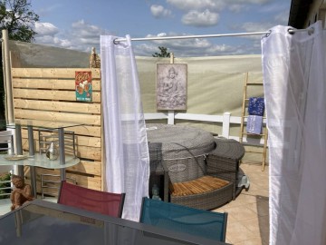 Jacuzzi sur la terrasse, à l'abri des regards