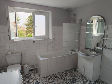 Salle de bain et toilettes à l'étage