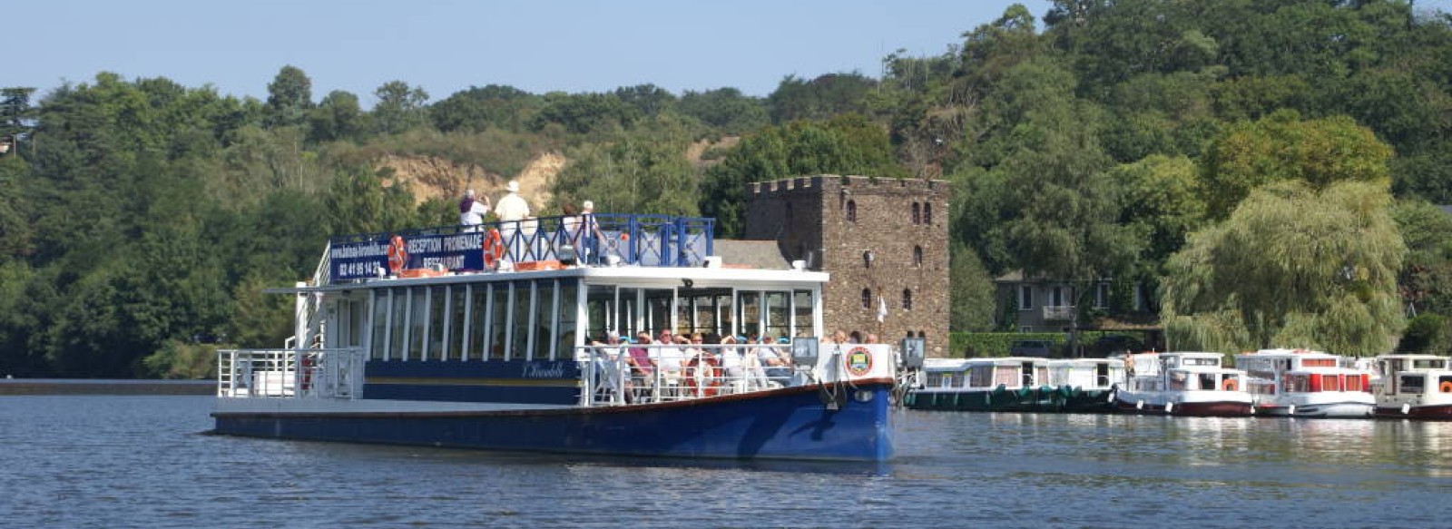 Croisiere sur la Mayenne a bord du bateau-promenade "l'Hirondelle" au depart de Chenille-Change