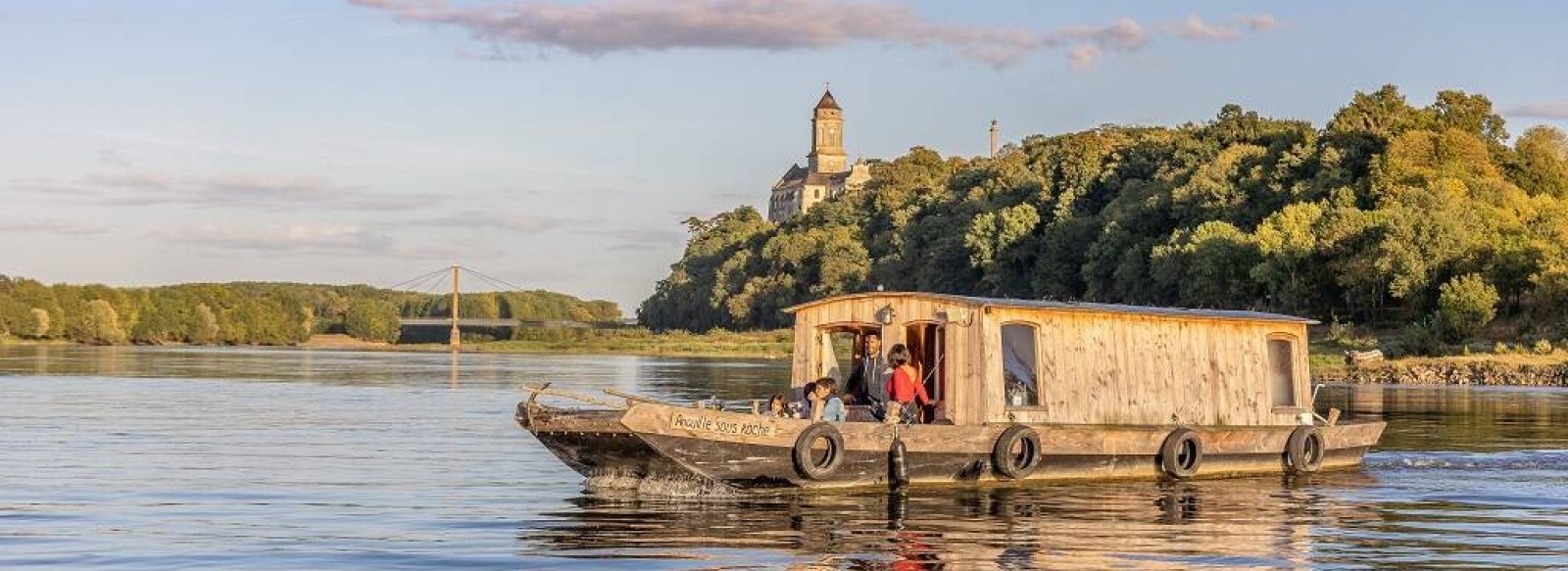 LOCATION DU BATEAU HABITABLE ANGUILLE SOUS ROCHE