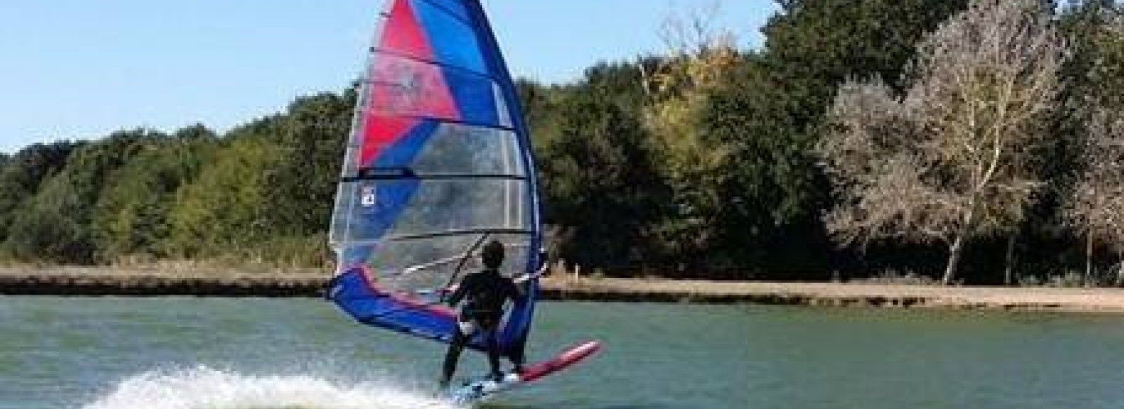 STAGES ET COURS DE PLANCHE A VOILE- BASE NAUTIQUE DES VALLEES