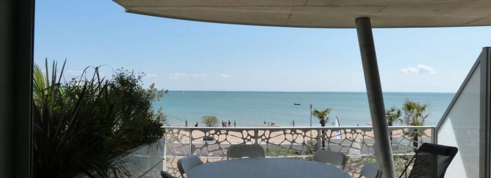 En Front de mer, neuf et tout confort dans residence avec piscine, jacuzzi et acces direct plage