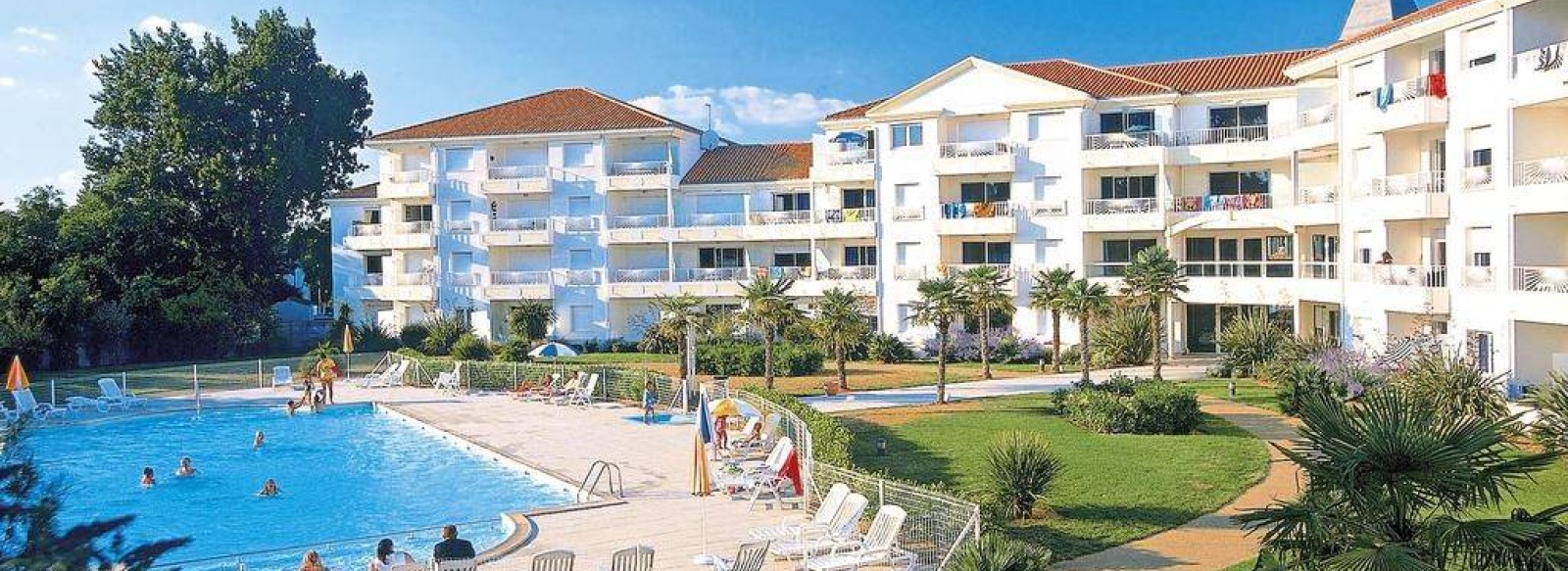 Appartement dans une residence avec piscine et proche de la plage