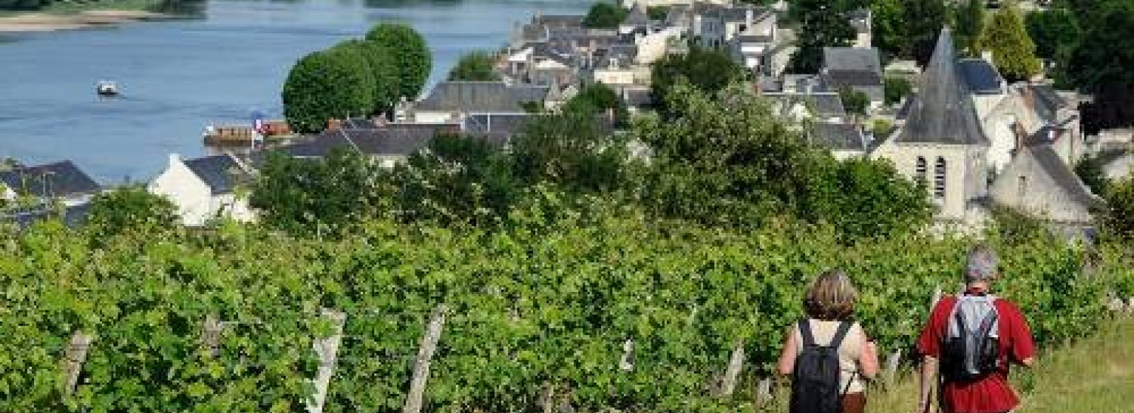 UN VILLAGE ET SON CHATEAU, ENTRE LOIRE ET TROGLODYTES