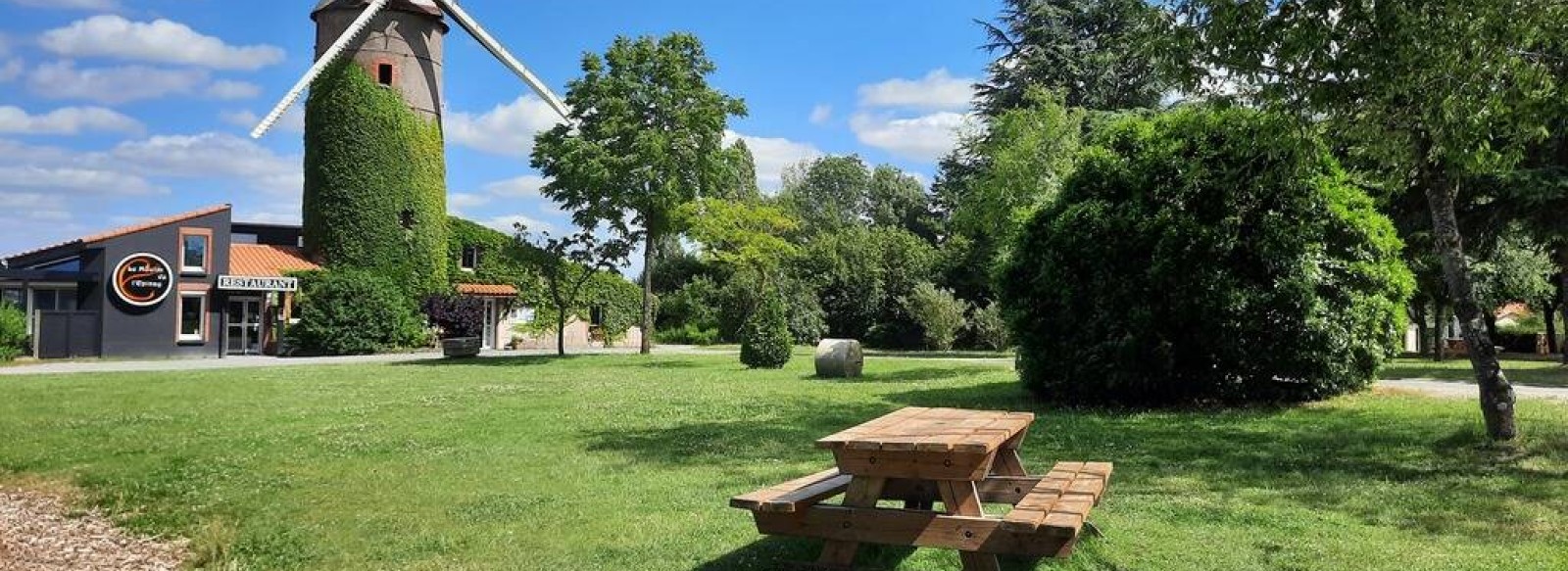 Aire de pique-nique aux abords du Moulin de l'Epinay