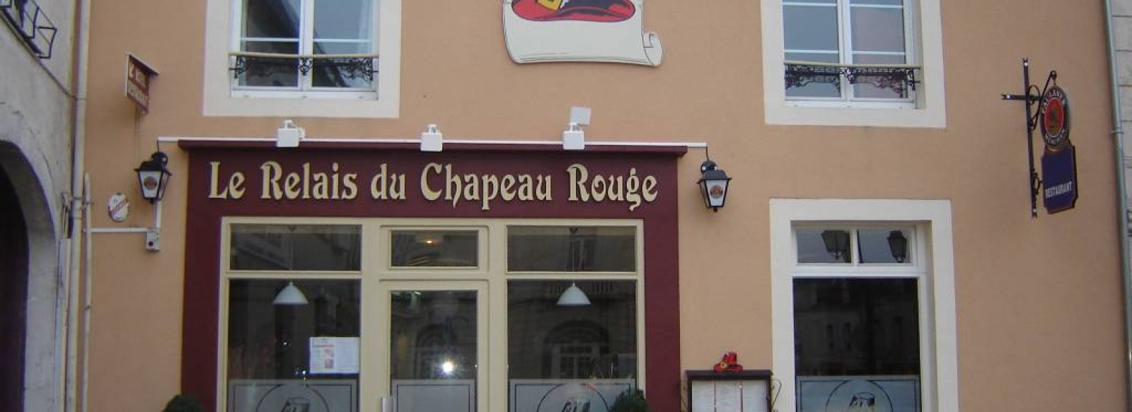 LE RELAIS DU CHAPEAU ROUGE